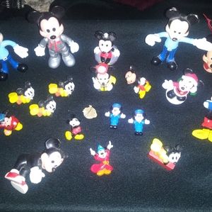 Huge lot of vintage Disney's Mickey Mouse things. 20 pieces in total. Collector